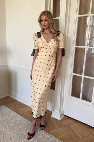 Платье-миди по фигуре с кружевом и коротким рукавом