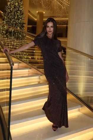 Платье макси из трикотажа со стразами