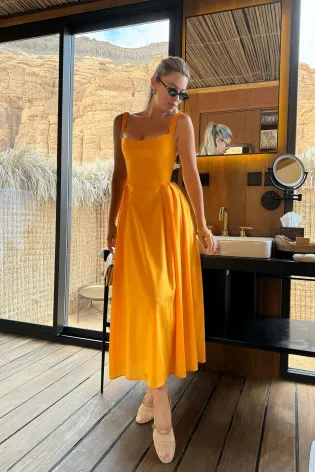 Платье-миди на бретелях и с рельефами на корсете