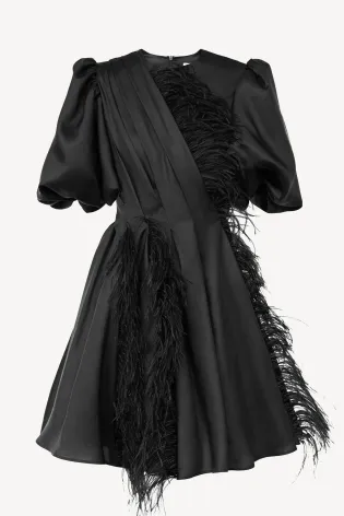 Платье-мини с диагональными складками и перьями