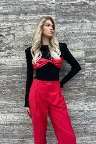 Боди из трикотажа с лаковой вставкой на груди