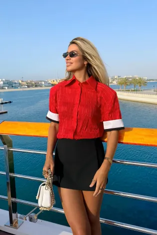 Блуза с коротким рукавом и объемными плечами 