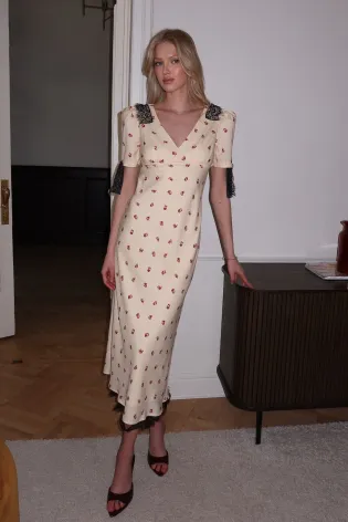 Платье-миди по фигуре с кружевом и коротким рукавом