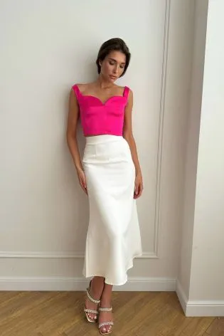 Топ на широких бретелях с фигурным вырезом