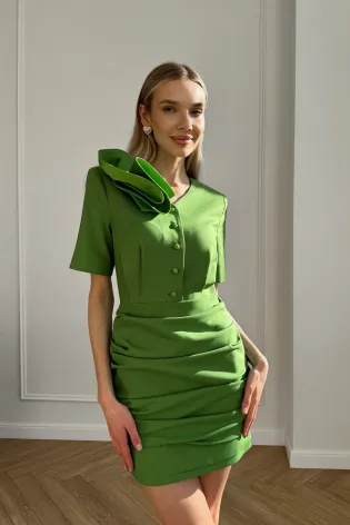 Платье-мини с драпировкой на юбке и декором на плече