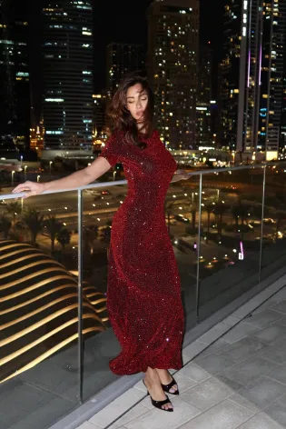 Платье макси из трикотажа со стразами