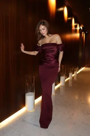 Платье макси с драпировкой на лифе и рукавах