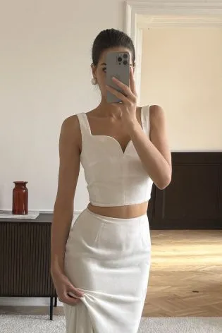 Топ с фигурным вырезом