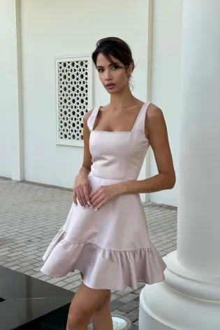 Платье мини на бретелях с воланом по низу