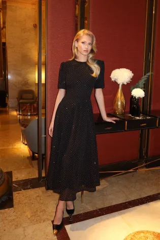 Платье миди из трикотажа со стразами