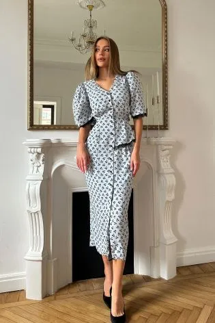 Платье-миди на пуговицах с кружевной отделкой