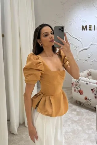 Топ с квадратным вырезом и коротким рукавом