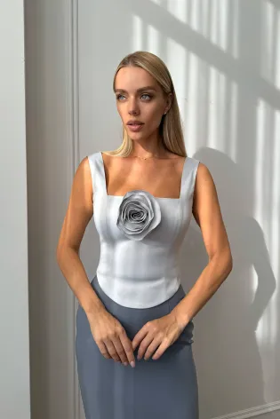 Топ с квадратным вырезом и съемной розой