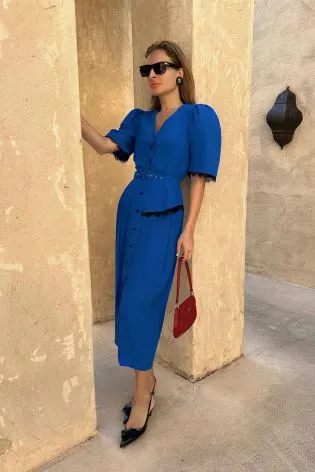 Платье-миди на пуговицах с кружевной отделкой и ремнем