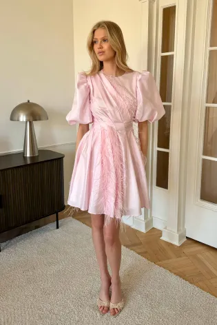 Платье-мини с диагональными складками и перьями