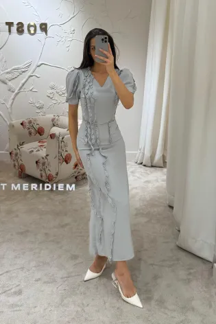 Платье-миди с коротким рукавом и декоративными рюшами