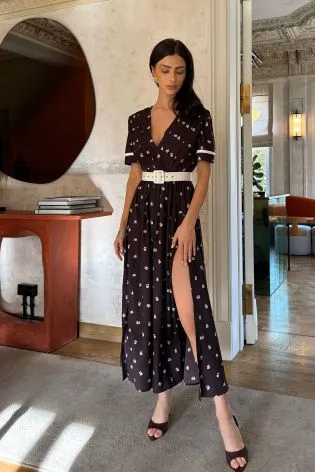 Платье миди с разрезами на юбке, запахом на полочке и складками 