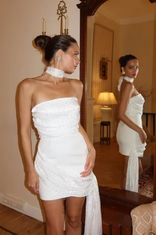 Платье мини со шлейфом и стразами