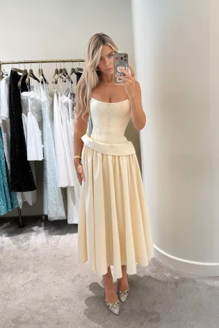 Корсет на пуговицах и юбка с отворотом