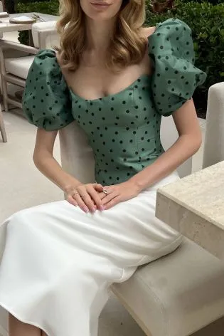 Топ бюстье в горох с фигурной линией низа и пышным рукавом 