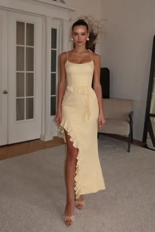 Платье-миди с рюшей сбоку и на талии