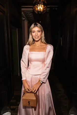 Кроп-топ на корсетной основе с объемным рукавом 