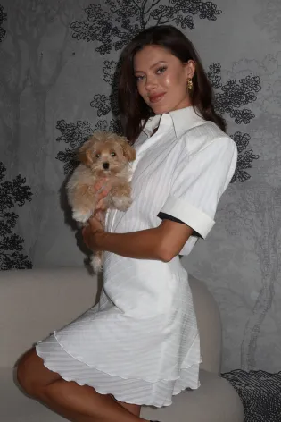 Блуза с коротким рукавом и объемными плечами 