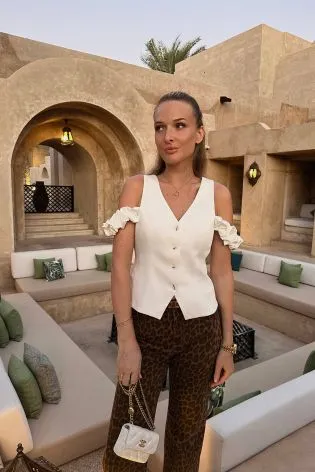 Топ-жилет с декоративной деталью на плече