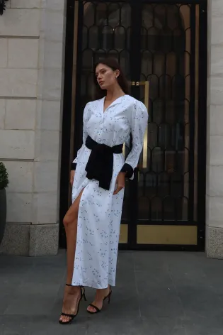 Платье-макси с застежкой на пуговицы и объемным поясом 