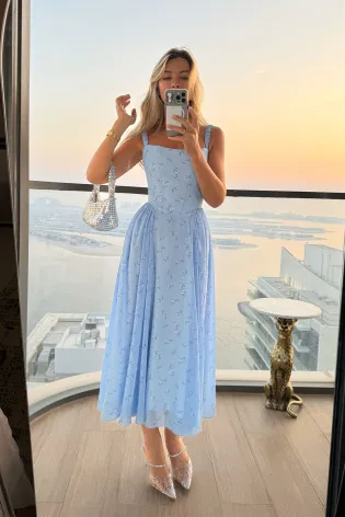 Платье-миди из шифона на бретелях и с рельефами на корсете