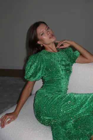 Платье-миди с пышным рукавом из бархата с пайетками