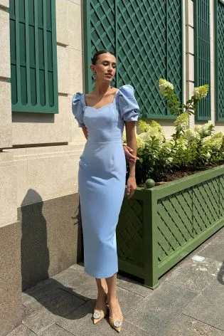 Платье-миди с фигурным вырезом и разрезом на юбке