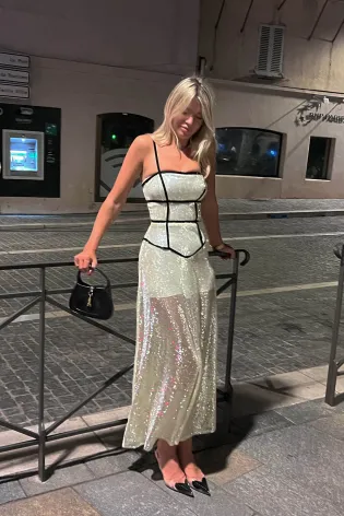 Платье-миди из пайеток с отделочной лентой из бархата