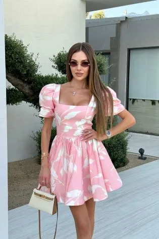 Платье-мини с квадратным вырезом и объемным рукавом