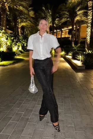 Блуза с коротким рукавом и объемными плечами 