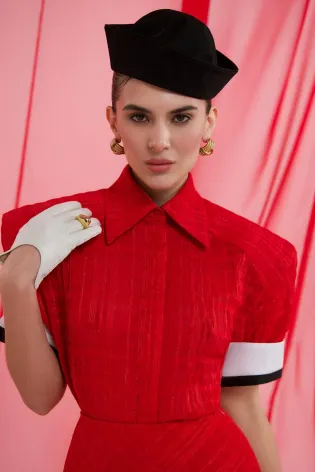 Блуза с коротким рукавом и объемными плечами 