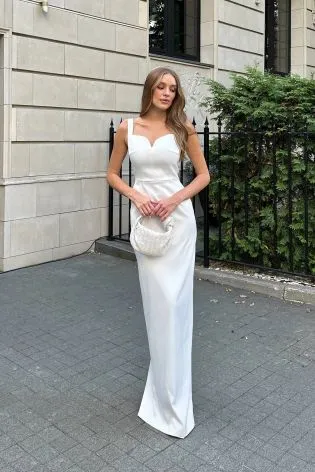 Платье в длине макси с фигурным вырезом