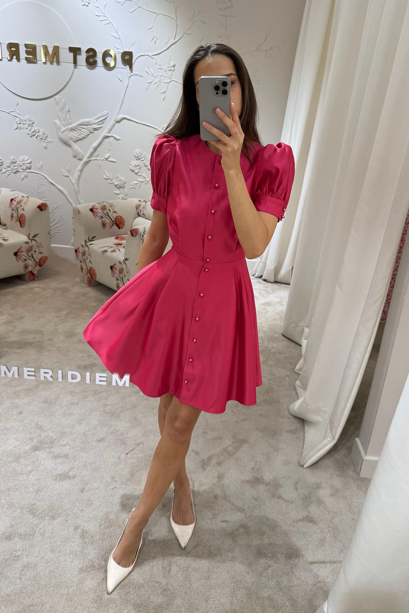 Платье мини из атласа на пуговицах с пышной юбкой