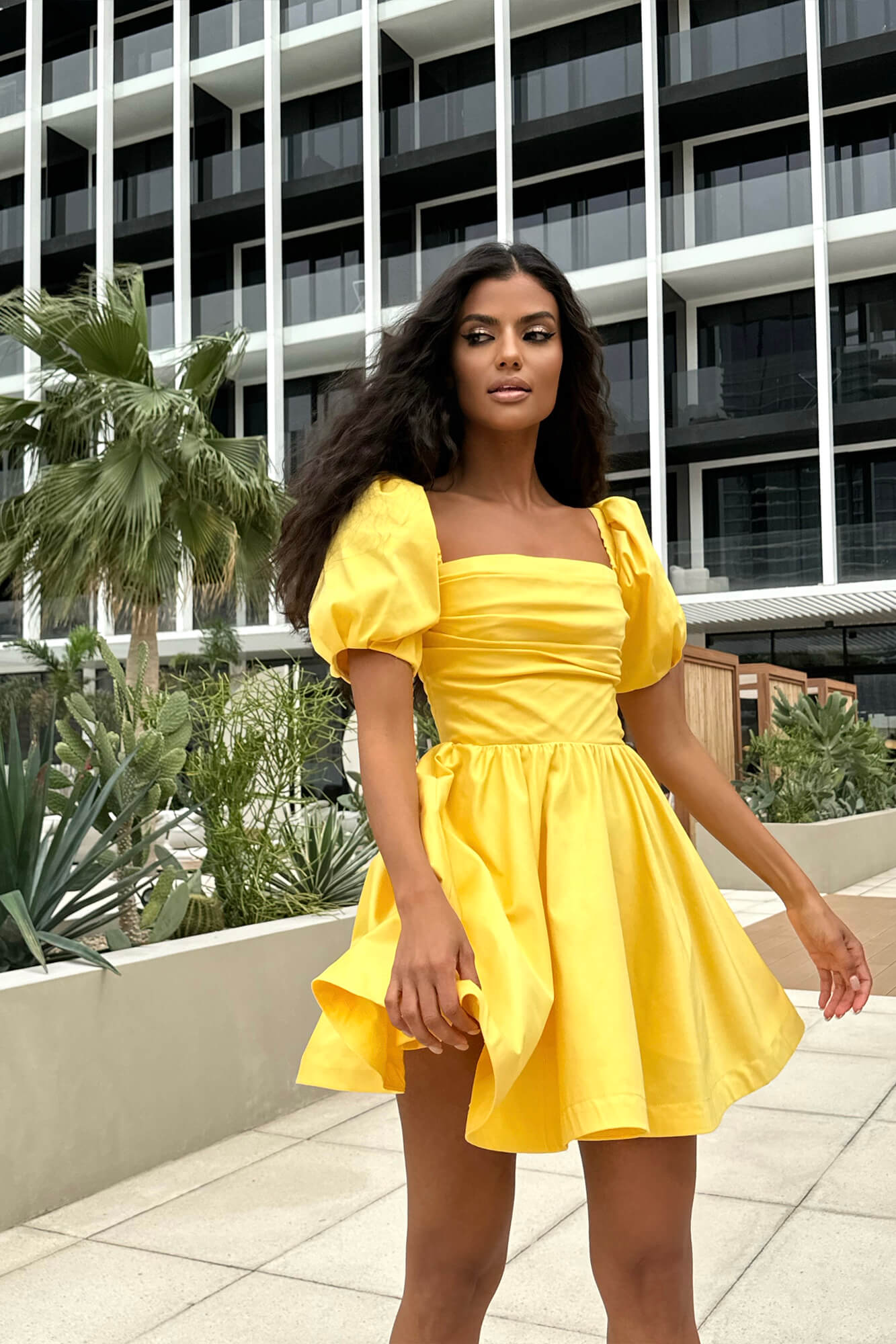 Платье-мини с драпированным лифом и пышными рукавами 22700₽