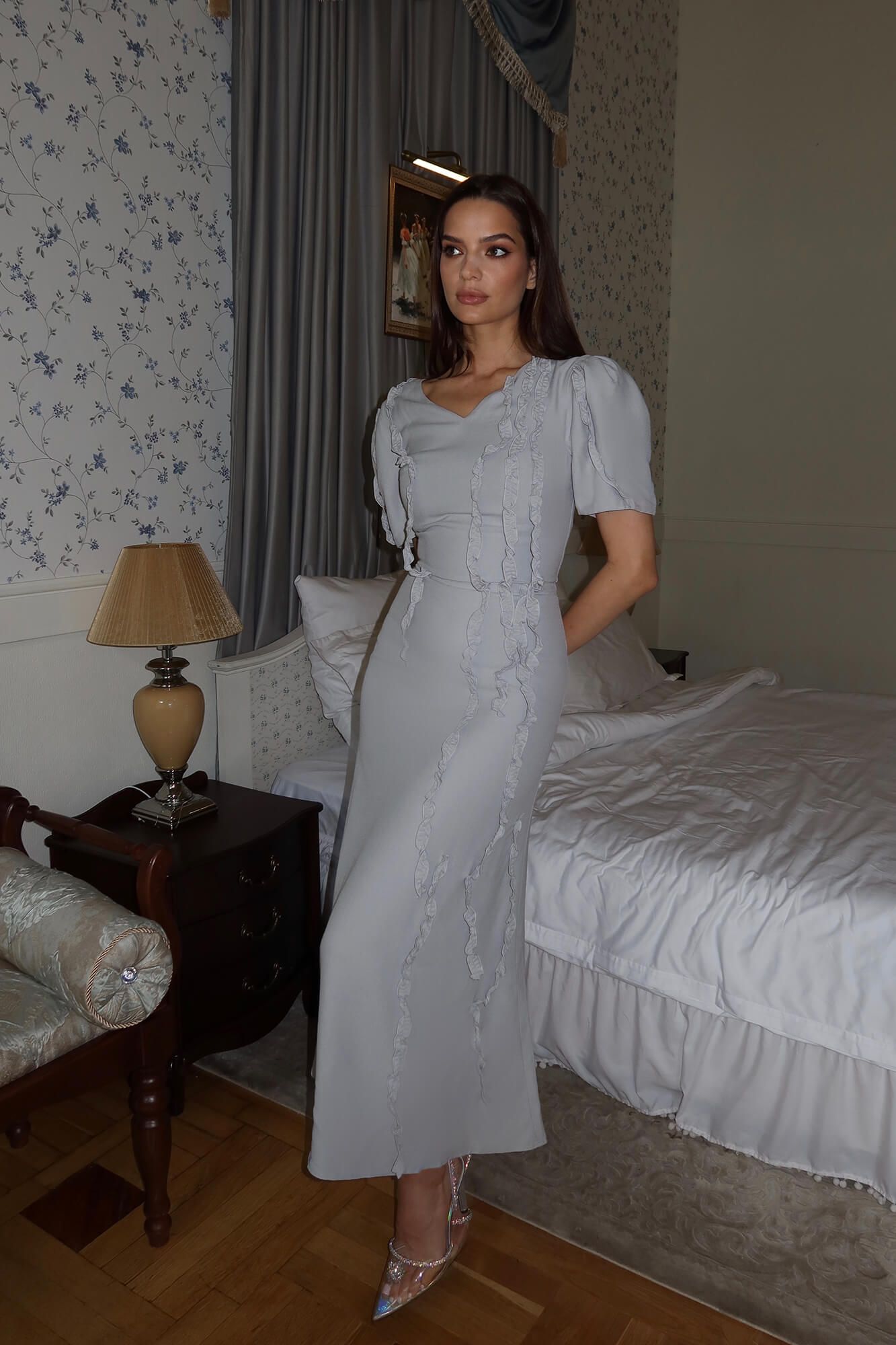 

Платье-миди с коротким рукавом и декоративными рюшами, Серый, Платье-миди с коротким рукавом и декоративными рюшами