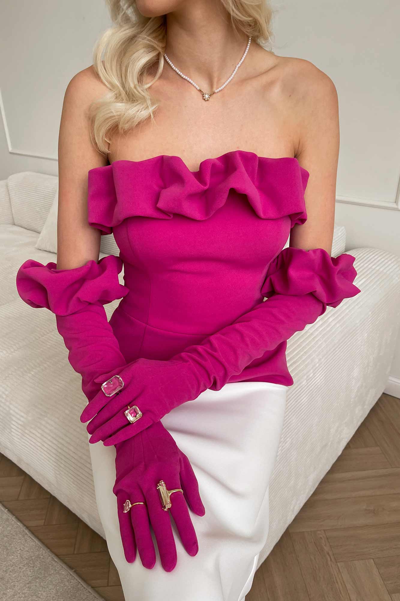 Топ-бюстье со сборкой безе и перчатками 16500₽