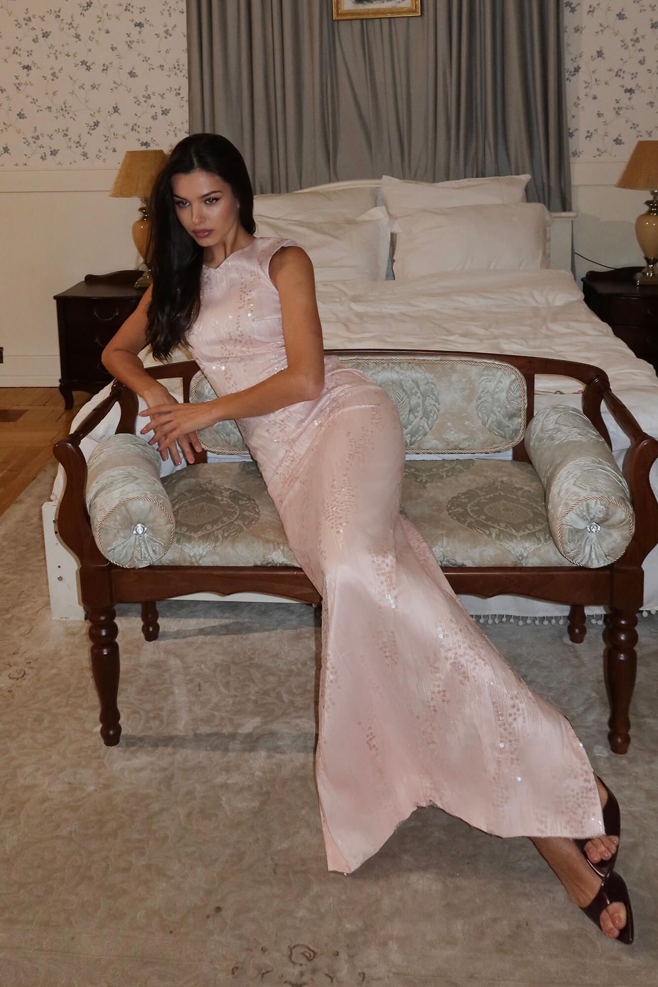 Платье-футляр в длине макси с пайетками 28600₽