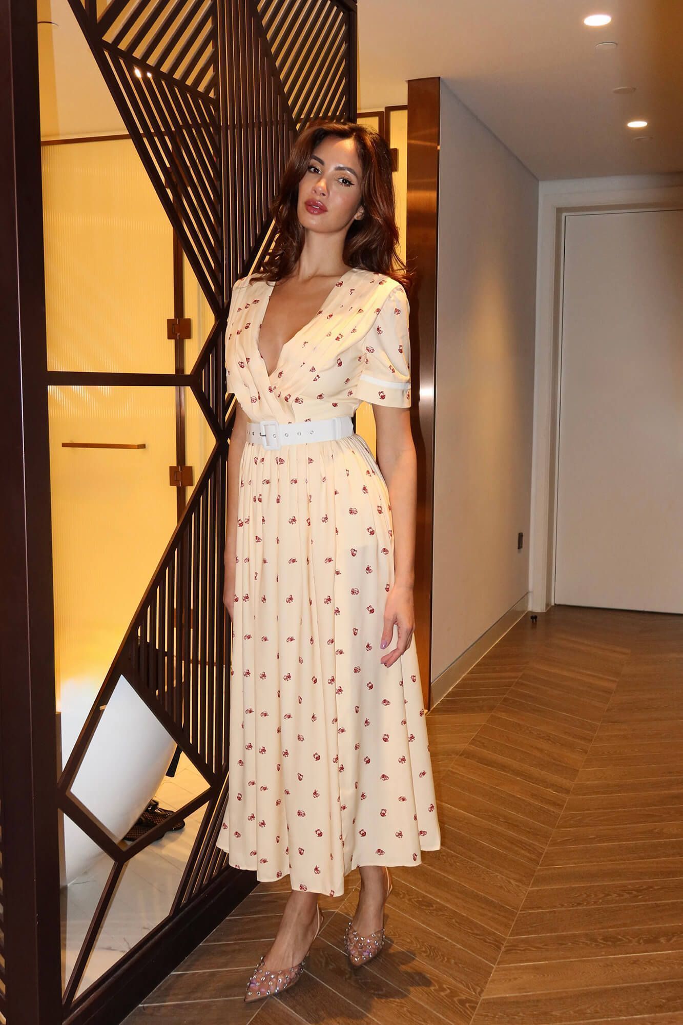 

Платье миди с разрезами на юбке, запахом на полочке и складками, Банановый, Платье миди с разрезами на юбке, запахом на полочке и складками