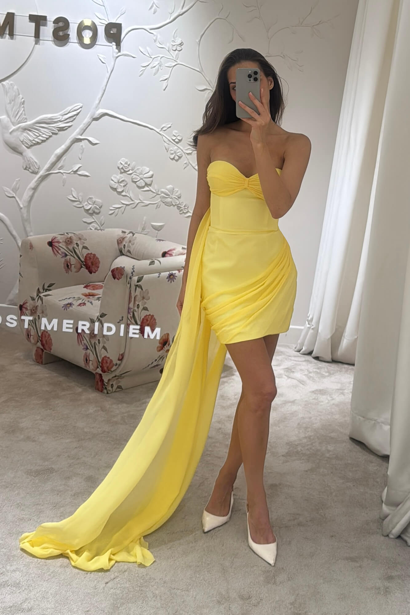 Платье-мини на корсетной основе с драпировкой и шлейфом 28800₽