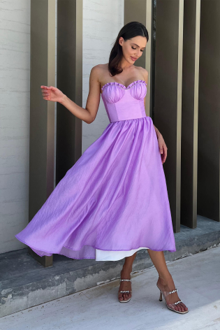 Платье-миди со сборкой на чашке и юбке