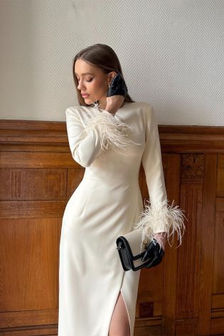 Платье с юбкой на запах и перьями на рукавах