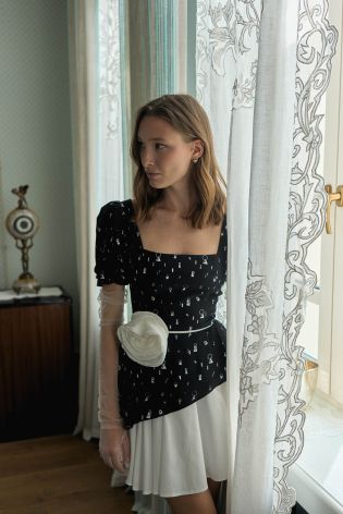 Платье-мини с квадратным вырезом и поясом роза