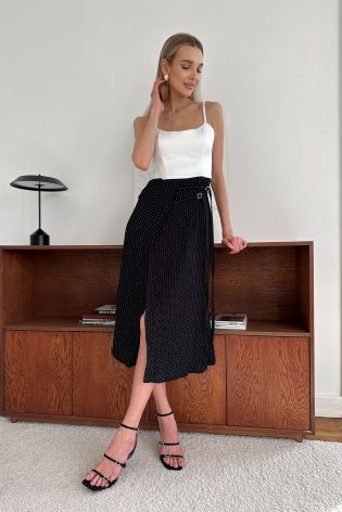 Платье-миди с атласным лифом и декоративными ремешками