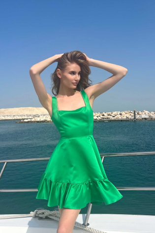 Платье мини на бретелях с воланом по низу