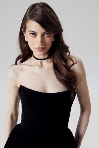 Платье-мини из бархата на рельефном корсете